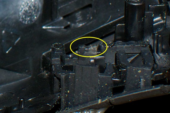 Razer Naga: Dettaglio del tasto sinistro deformato dall'uso